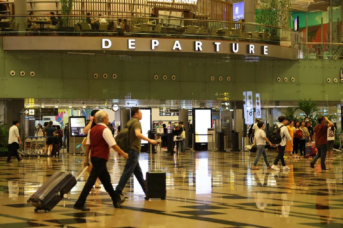 机票再贵，也无阻新加坡人对出国旅行的渴望。（联合早报）