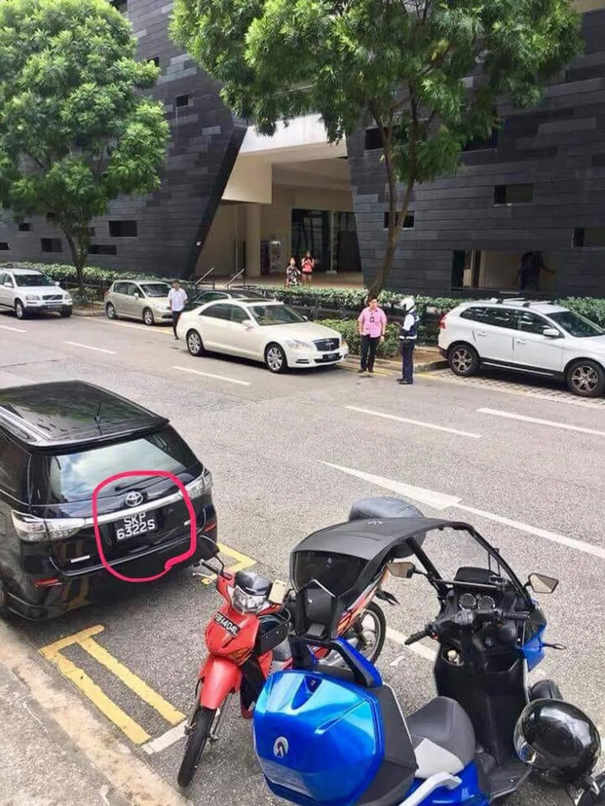  令人啧啧称奇的是，总统的马赛地座驾“倒霉”了，停在路这边的丰田汽车却沾了“贵气”运气高涨，车牌在照片于网上流通的当晚（12月20日），开出了万字票入围奖，有人欢喜有人愁啊。（互联网） 