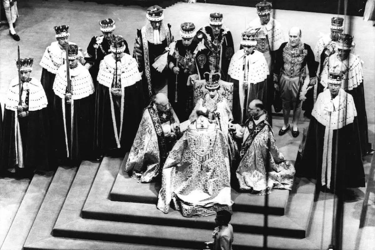 伊丽莎白二世在1953年加冕为王。（英国王室）