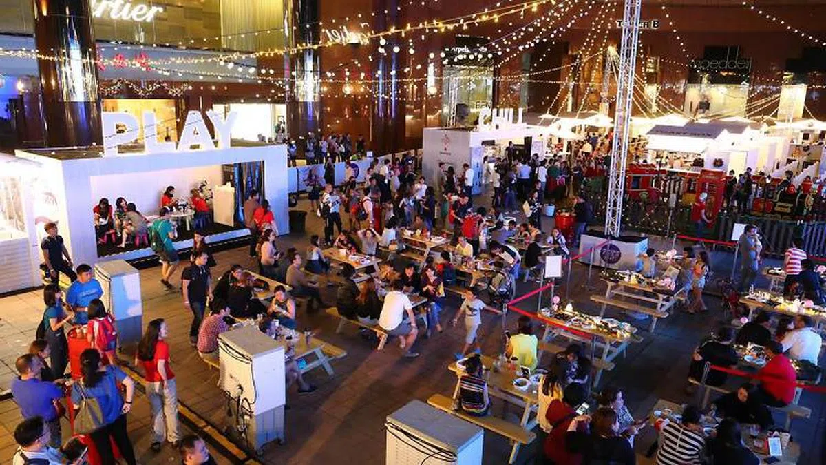  位于义安城前的大型圣诞村庄。（timeout） 