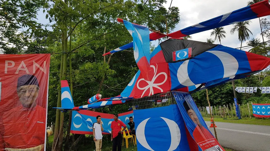 马来西亚大选期间，新首相马哈迪所领导的希望联盟（Pakatan Harapan）的支持者当时制作了一架“直升机”来拉票，寓意希盟当选后将带着马国经济腾飞。（海峡时报）