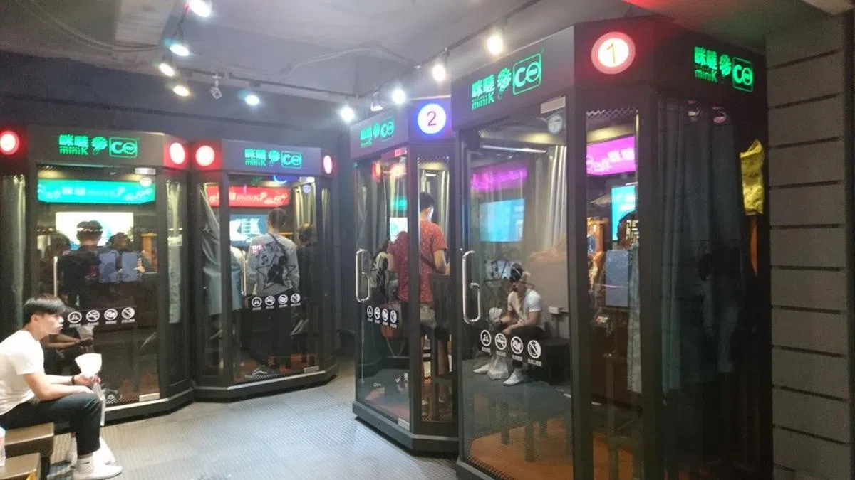  商场内常设有小小间的K歌包厢。（互联网） 