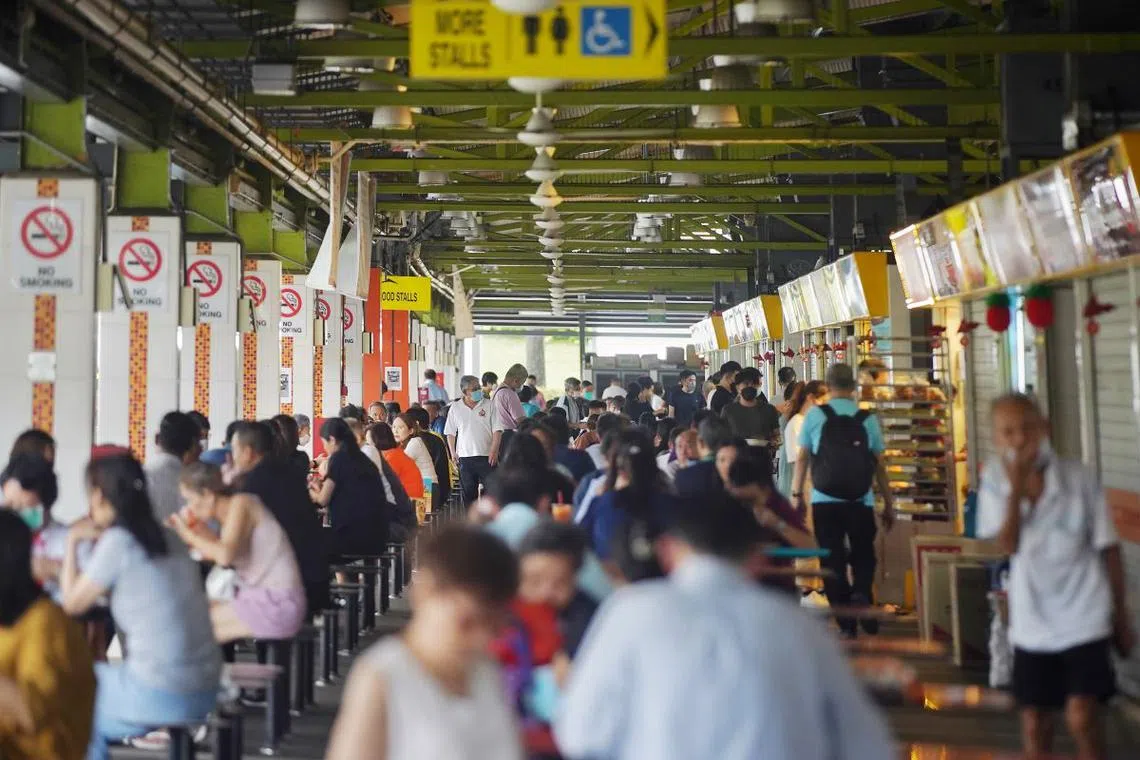 因冠病疫情一度关闭的红山景熟食中心，重开后恢复人潮。（海峡时报）