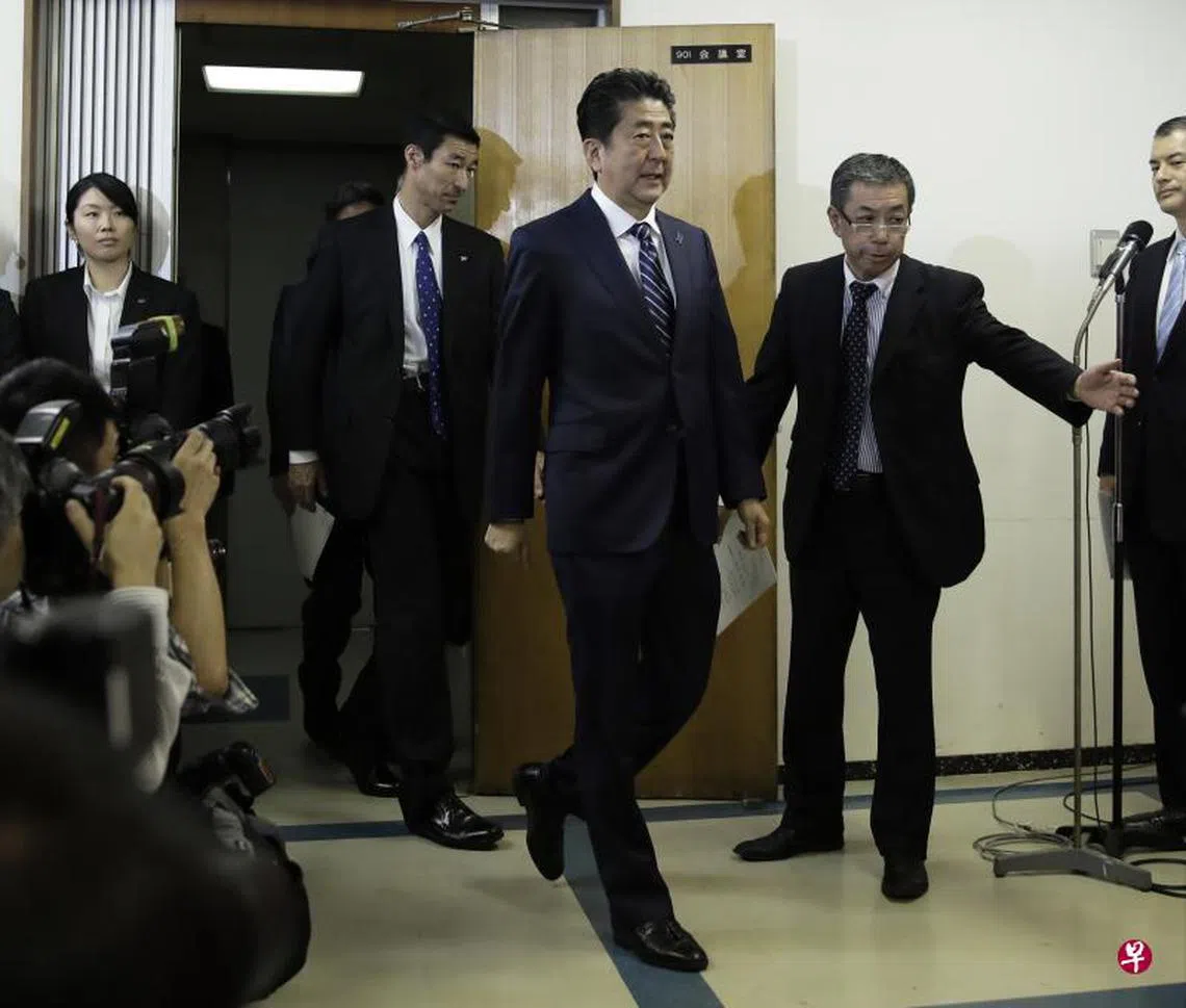 日本首相安倍（中）在选前的支持率跌入低谷，此次选战大胜让他信心大增。（彭博社）