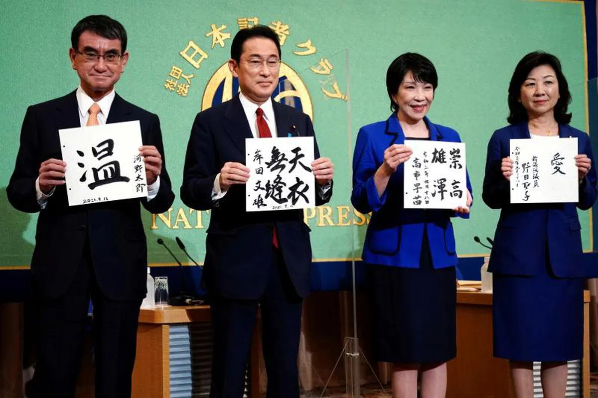岸田文雄（左二）在四名候选人中脱颖而出，获选为自民党的新总裁。（路透社）