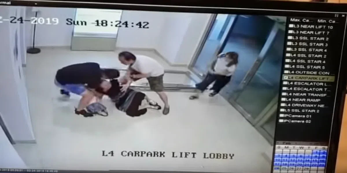  两名亲人把看似晕眩的女子拉起来。（视频截图） 