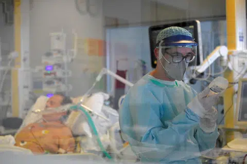 多项研究显示冠病病人痊愈后会比一般人有较高健康风险。（路透社）