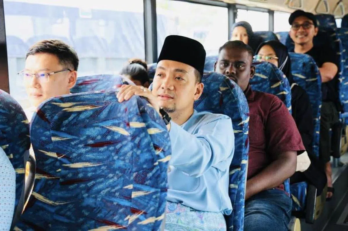 翁哈菲兹乘搭跨境巴士前来新加坡。（翁哈菲兹脸书）