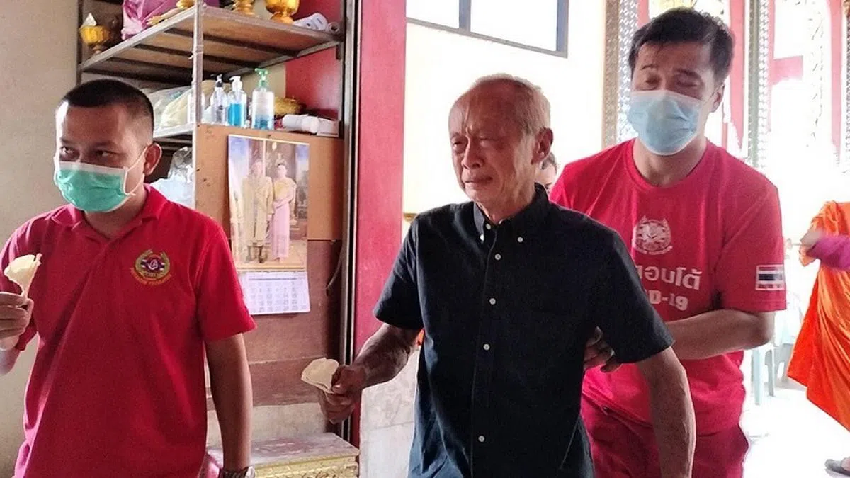 火葬仪式当天，老泪纵横的扬瓦卡尔在慈善机构义工的搀扶下，送别妻子。（取自面簿）