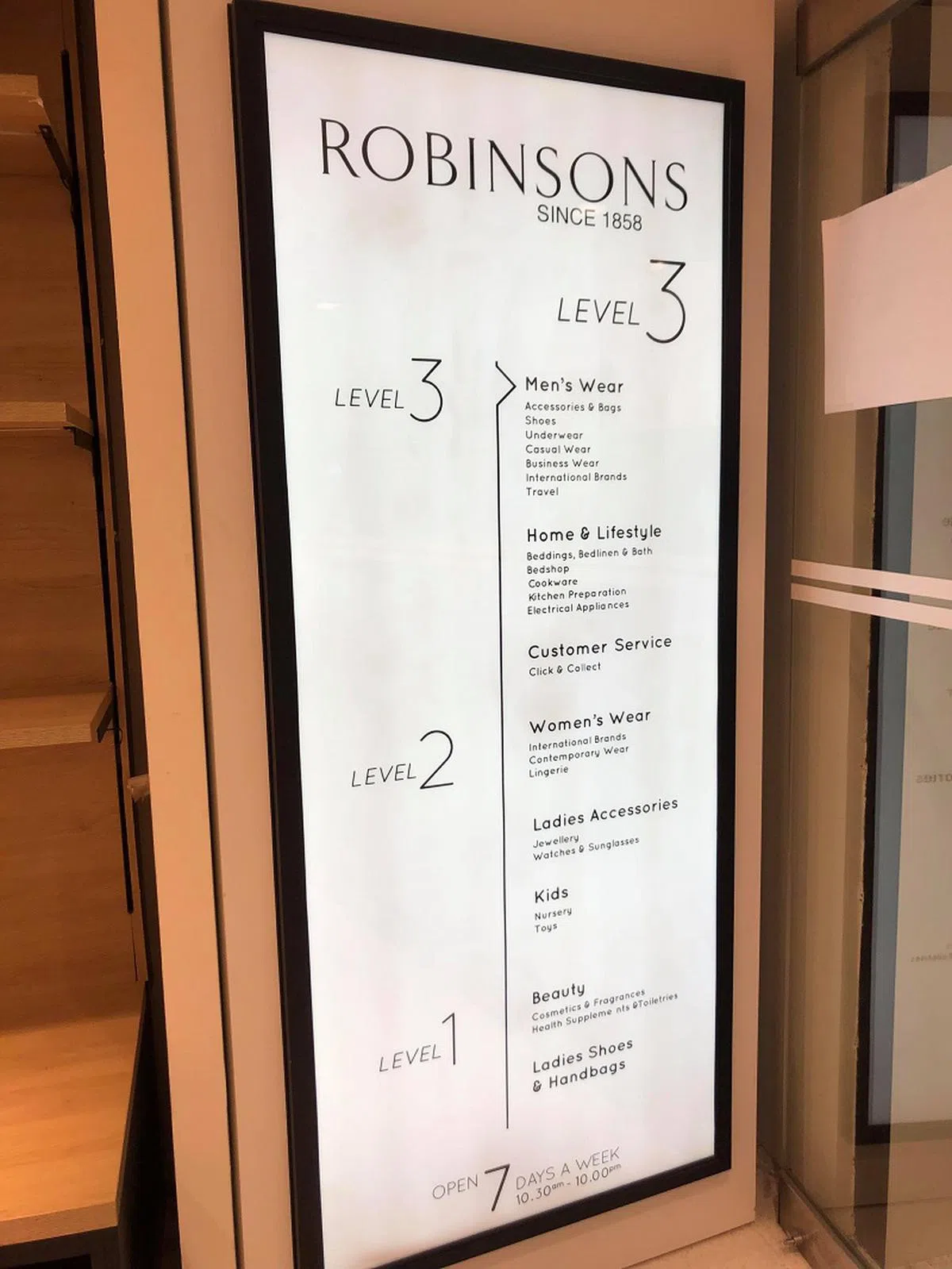  罗敏申的全部职员当年只说英语。（卢丽珊摄） 