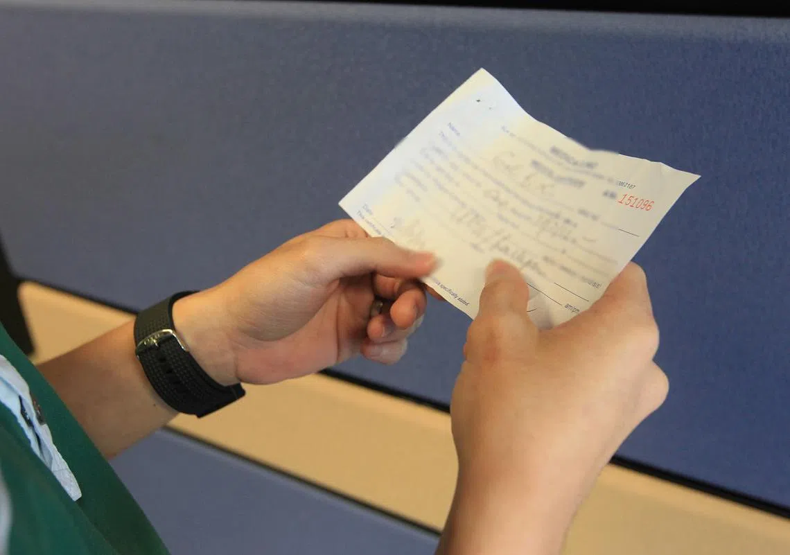 被告苏琴面对两项伪造文件的罪名，最终被判罚款5000元。（档案示意图）