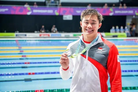 泳将张正伟（Teong Tzen Wei）为新加坡赢得2022年共运会首枚奖牌。（新明日报）