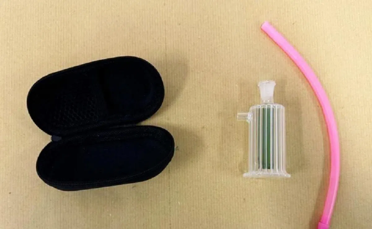 肃毒局人员从13岁少女的卧房搜出一个黑色小袋子，里面装着吸食冰毒的工具。（中央肃毒局）