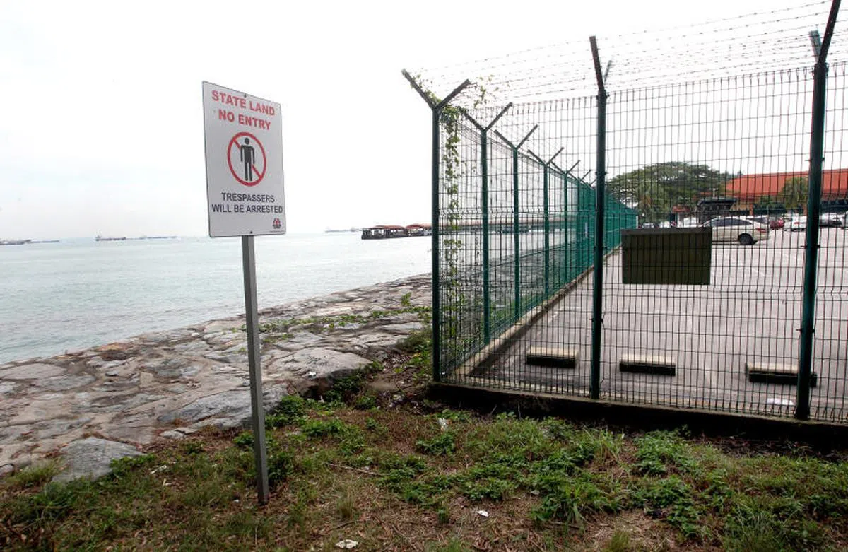  新加坡有很多地方都会插着这样的“State Land”（国有土地）的告示。 