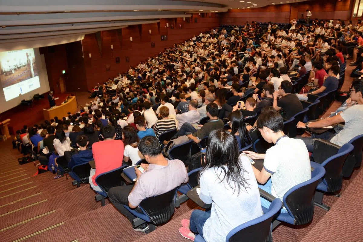  教育部强调本地学生并不会因为外籍学生而失去大学学额。（新加坡国立大学） 