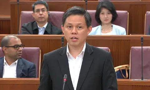 贸工部长陈振声在长达33分钟的发言近尾声时，突然告诉国会议长，想对工人党党魁刘程强先生致以谢意并记录在案。（视频截图）