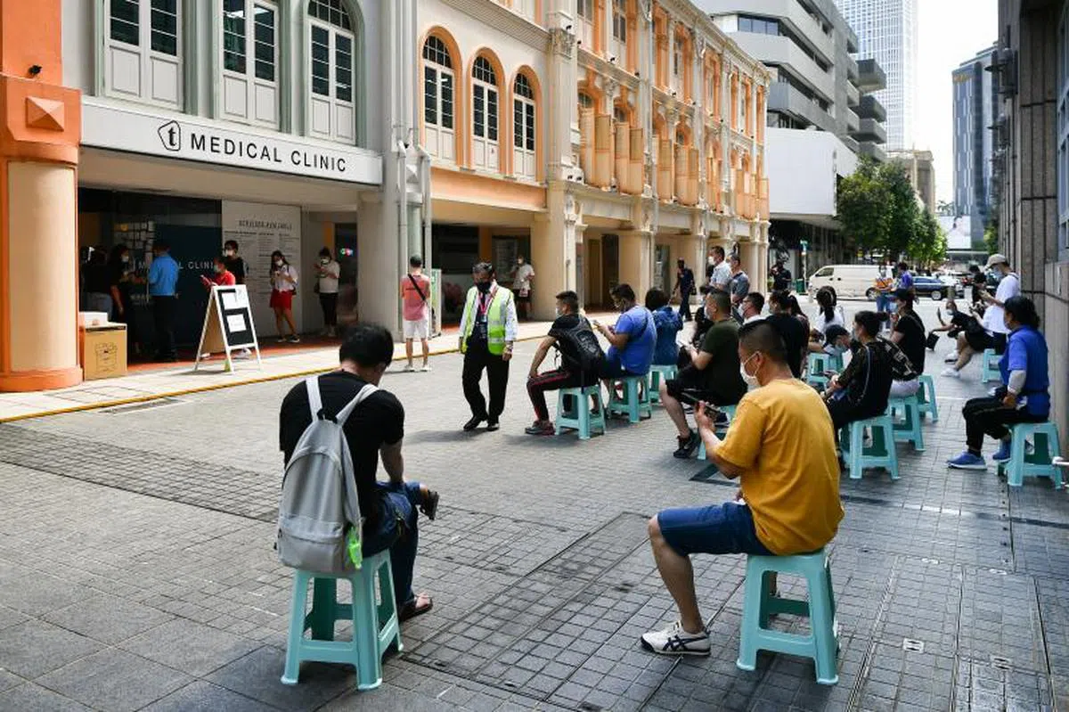 不少公众漏液排队施打科兴疫苗。（海峡时报） 