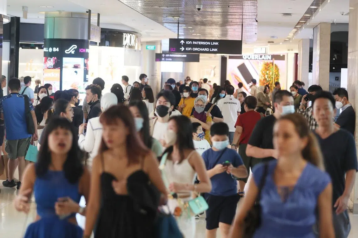 新加坡上周每日约有4000起确诊病例，相较一个月前翻倍。（海峡时报）