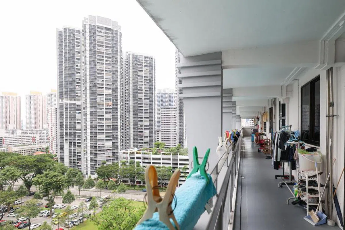 图左为大巴窑的私人组屋The Peak@Toa Payoh，它的一个五房式单位今年2月以128万8000元转手。（联合早报）
