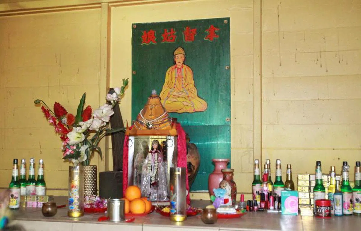 拿督姑娘庙在1896年设立，供奉着一名惨死的德国少女。神像是一个芭比洋娃娃，桌上摆满了女性用的粉膏和花露水。（新明日报）