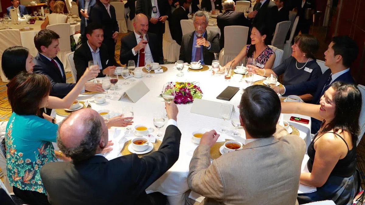 李总理在2016年与剑桥大学校友聚餐。（取自李总理脸书）