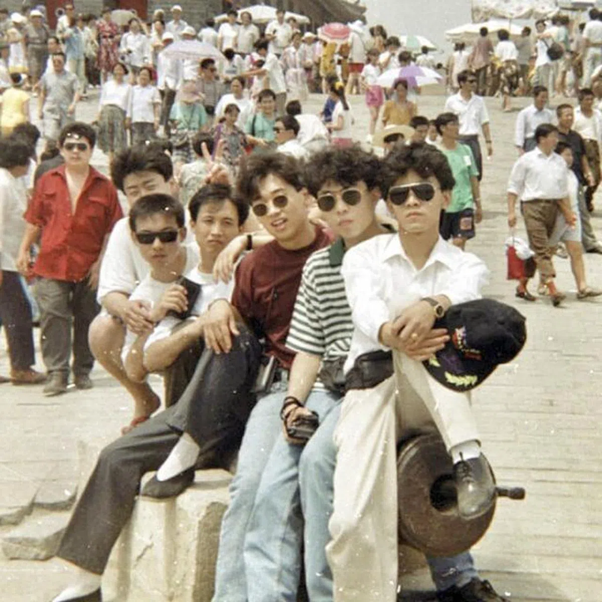  一群人戴着墨镜酷酷地摆pose。（互联网） 