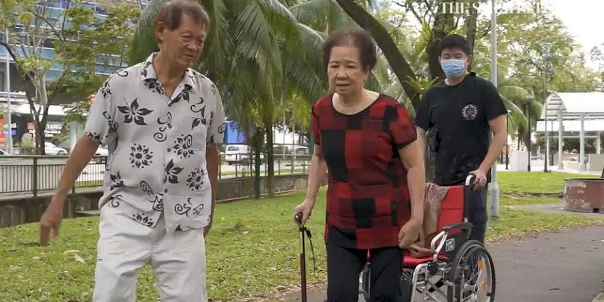 陈太太于2020年中风，如今已逐渐康复，过程中陈先生陪伴在侧细心照顾她。（海峡时报）