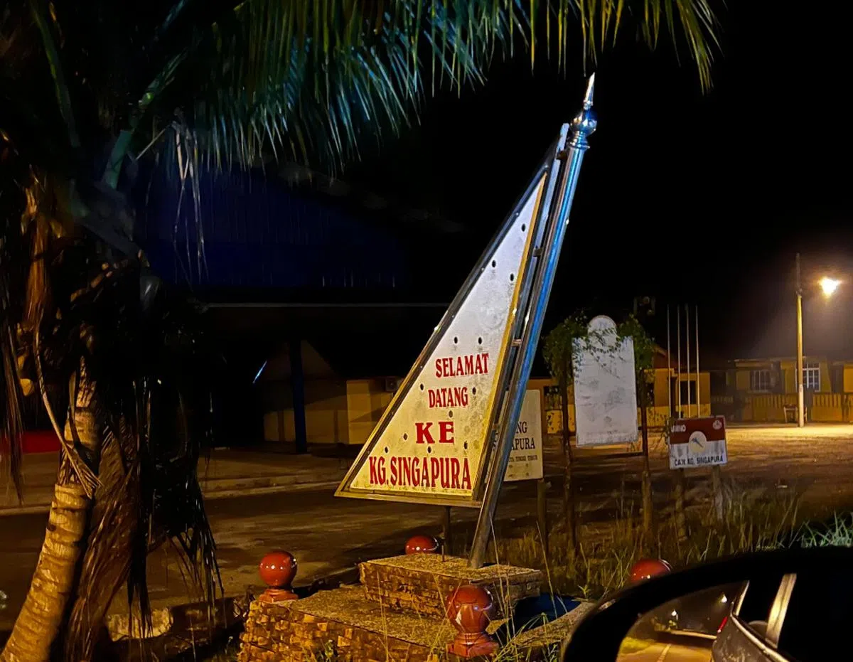 一个游艇形状的地标写着“欢迎来到甘榜新加坡”。（Reddit）