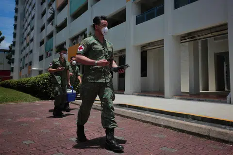 协助上门接种疫苗行动的武装部队人员。（海峡时报）