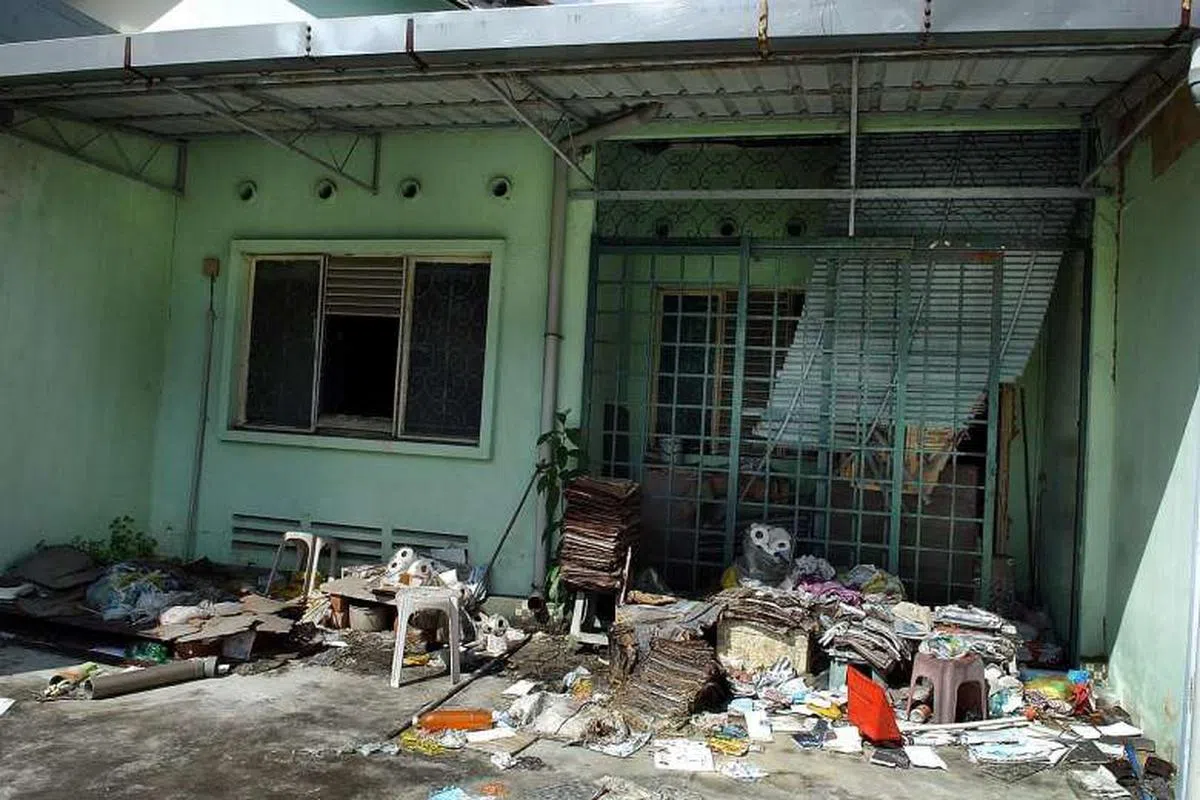  2006年7月，房子外布满杂物。（海峡时报） 