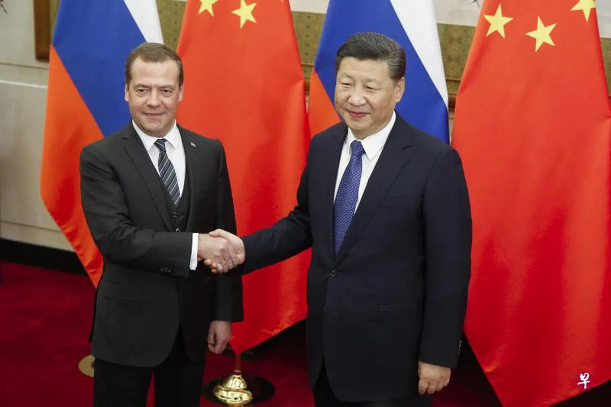  习近平1日在北京钓鱼台国宾馆会见俄罗斯总理梅德韦杰夫。（联合早报） 