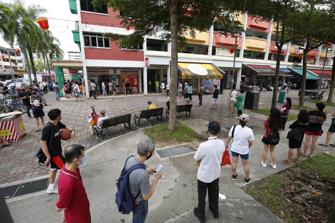 义顺环路第102座投注站，被誉为"多多旺地"，常常排起长龙。（联合早报）