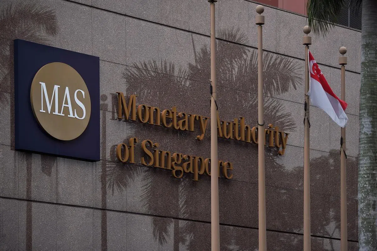 新加坡金融管理局（MAS）宣布收紧货币政策，让新元升值，以缓解通货膨胀对市民生活的影响。（海峡时报）