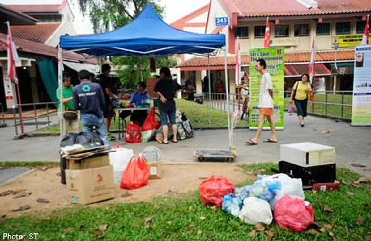  裕廊东的一个“垃圾换现金”收集站。（海峡时报） 