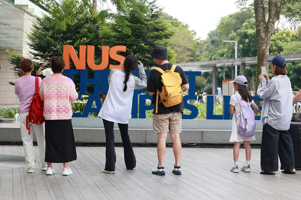 国大近几个月涌现了不少参观校园的游客。（新明日报）