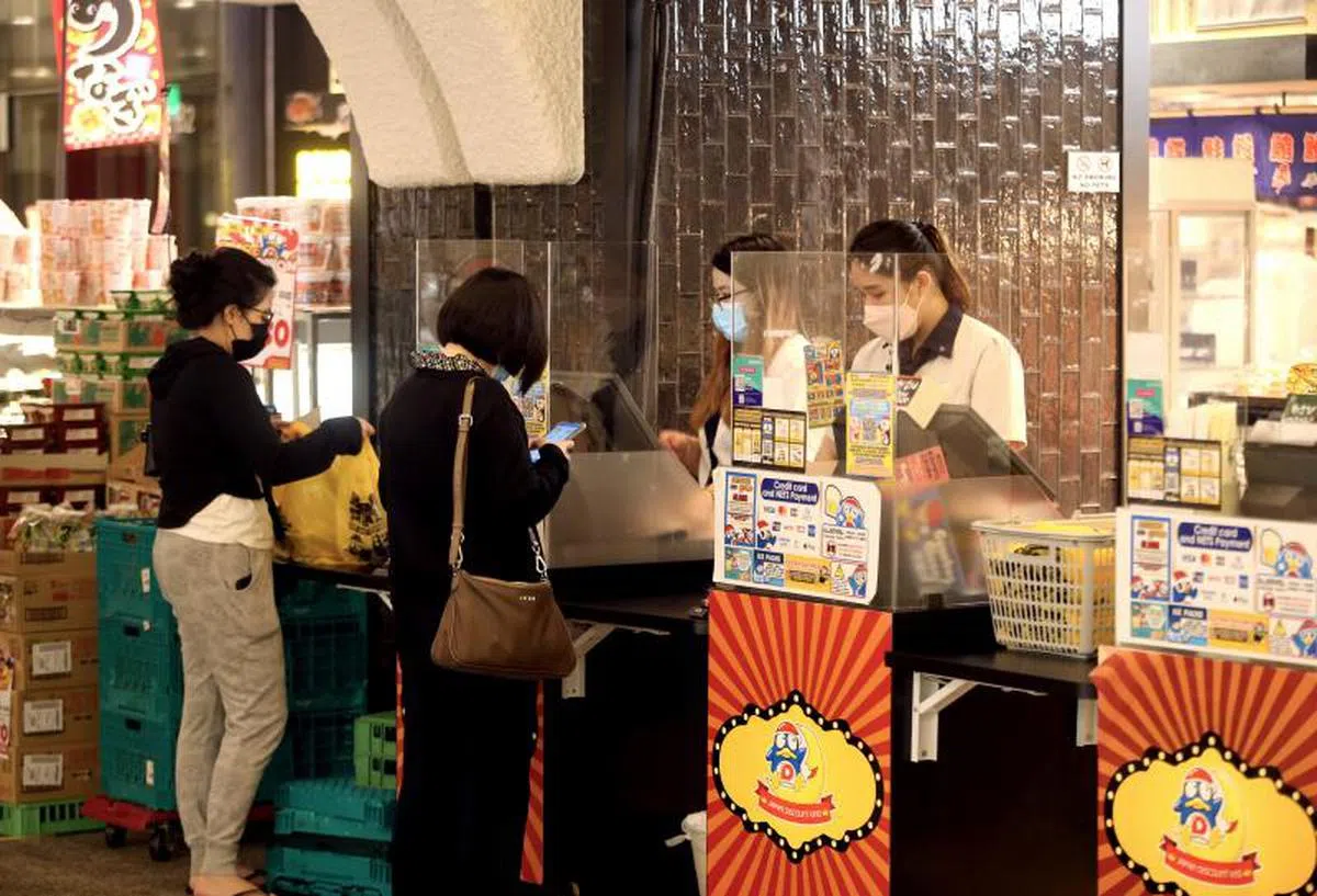 民众普遍在乎他们多付出的费用是否进到低收入员工的口袋里。（联合早报） 