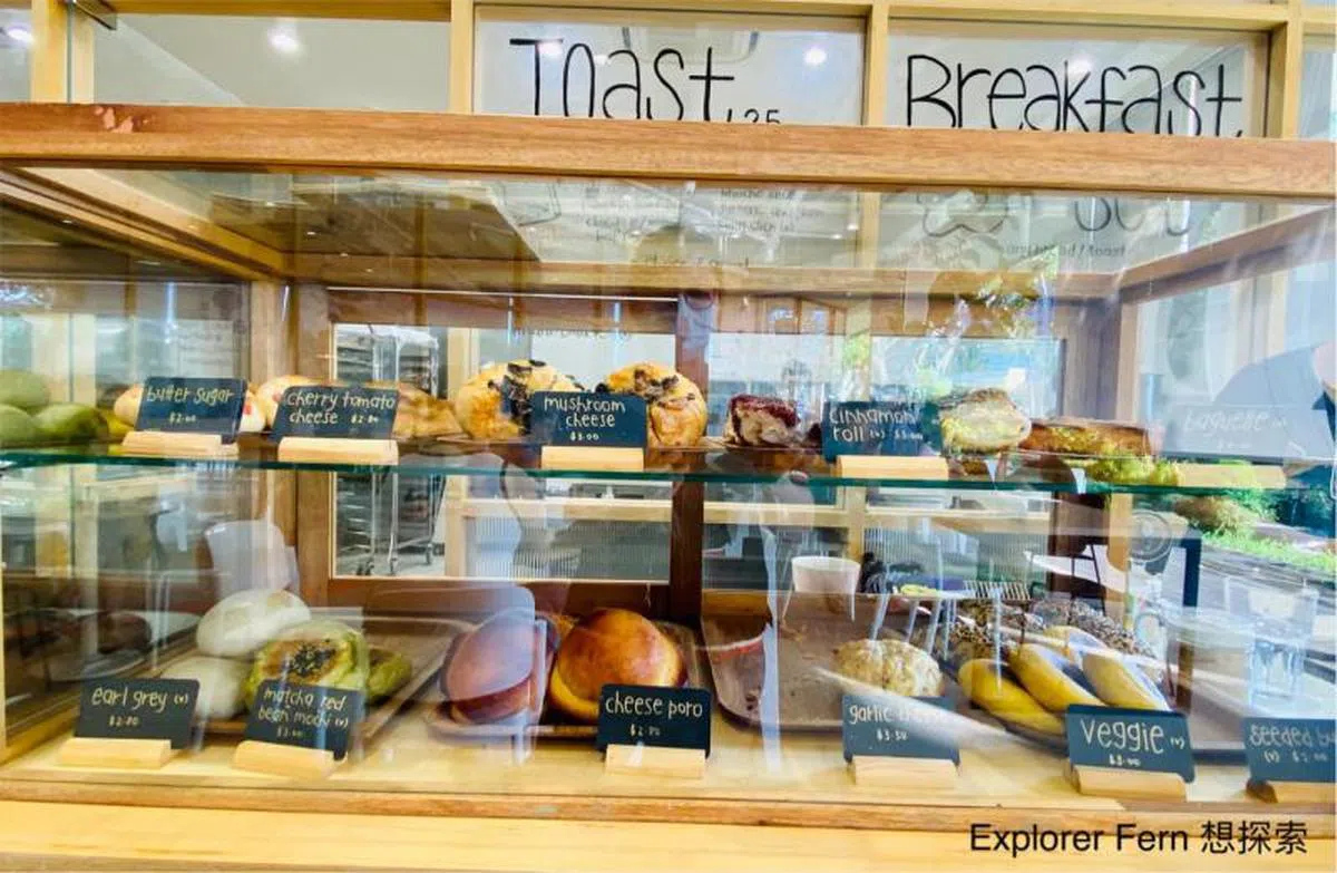Slow Bakes 咖啡馆的菜单直接写在玻璃镜上，顾客可一目了然地看到每日新鲜出炉的烘培面包。（Explorer Fern 想探索）