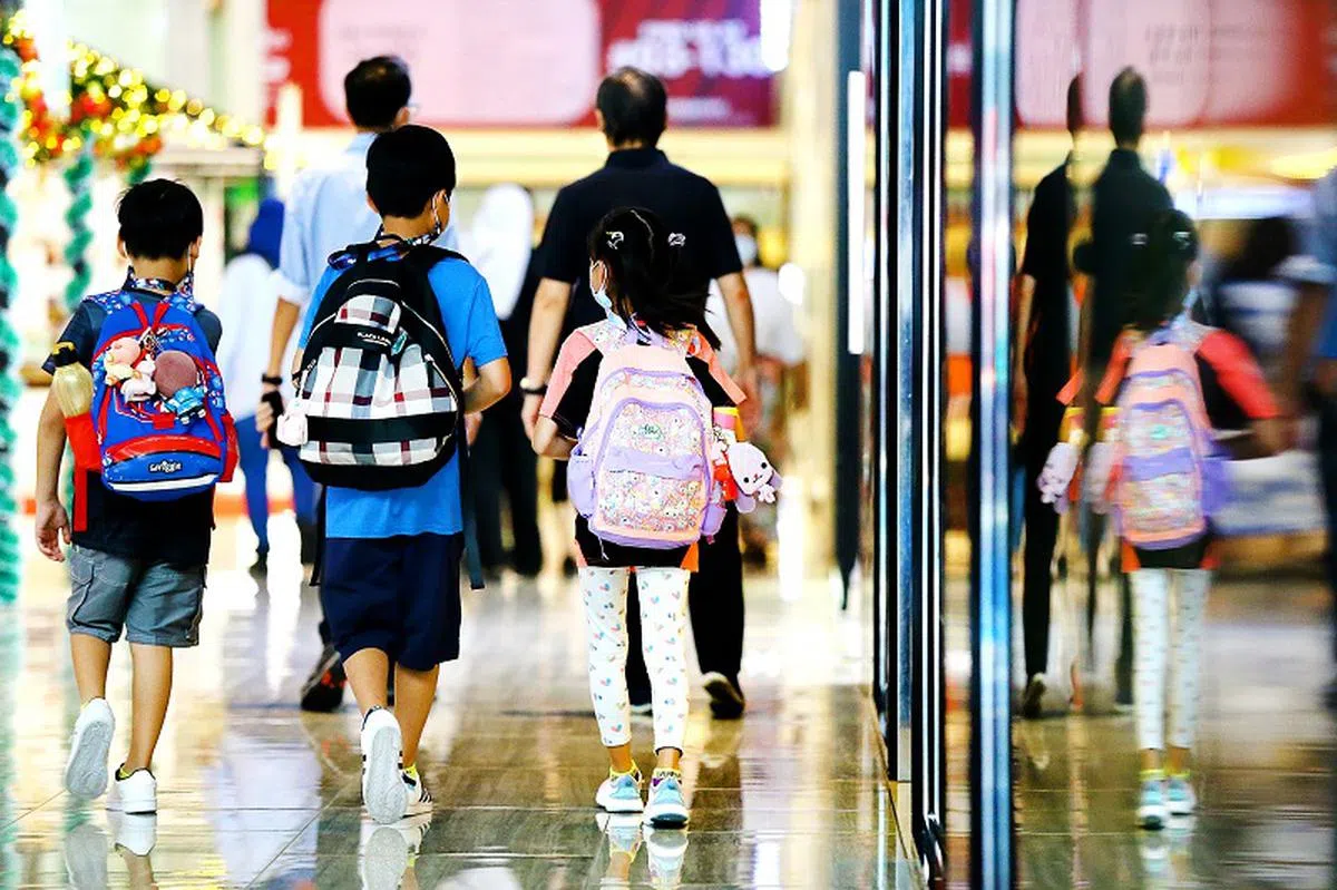 专家指出，全球多国出现大量儿童确诊病例，因孩童的免疫力相较成年人来说更弱。（联合早报）