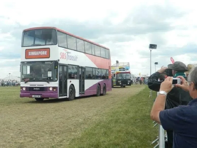 巴士原先挂上的”154A”号车牌已被拆除，取而代之的是“新加坡”字眼，成为旅客竞相拍照的“景点”。（互联网）