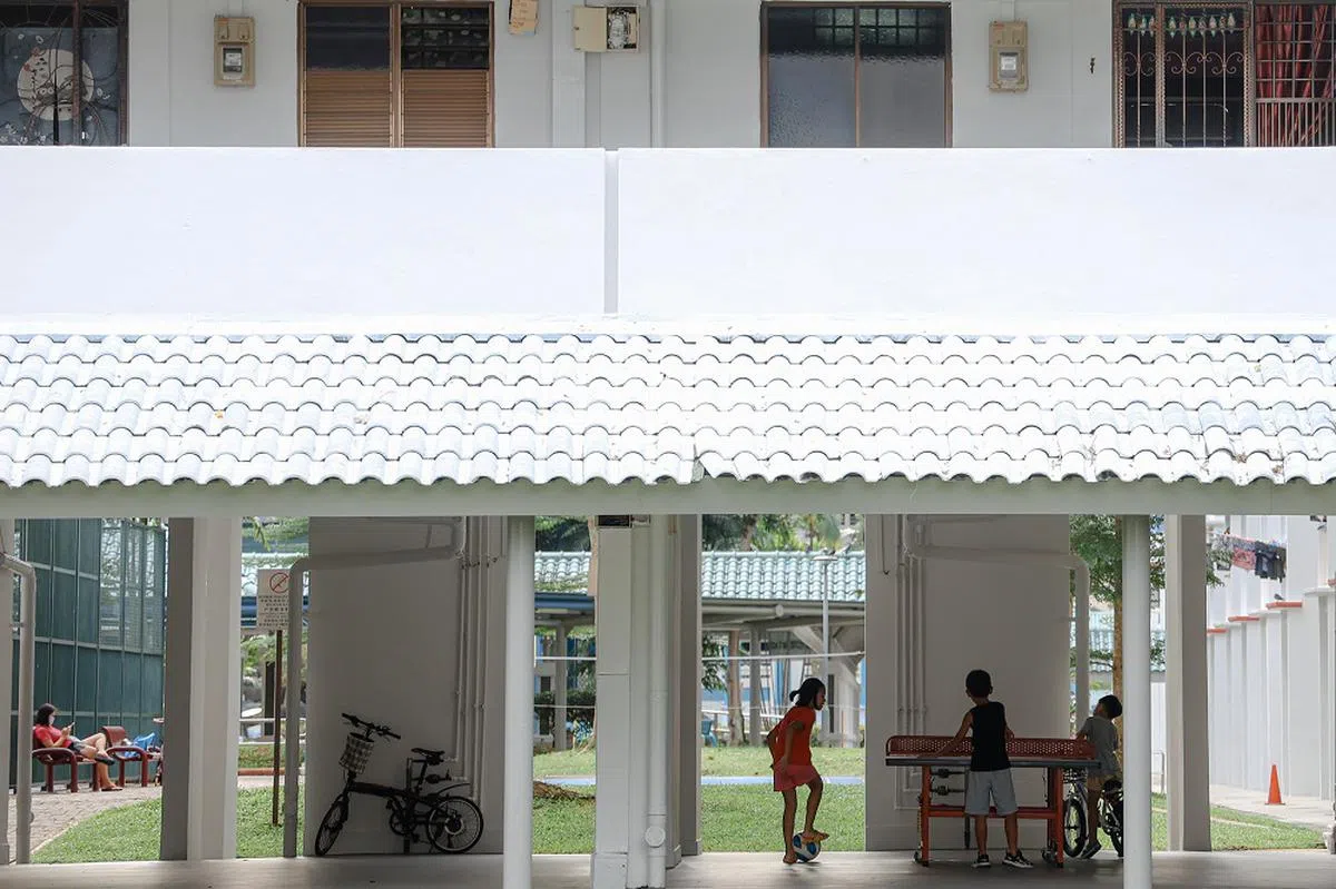 组屋底层多年来已成为供人休息、玩乐、运动、聚会、办红白事的社区场所。（联合早报）