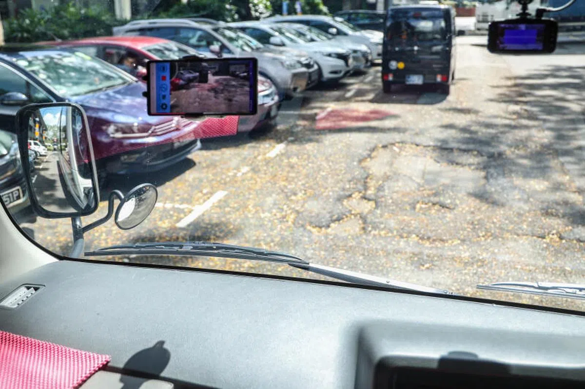 裕廊集团去年11月起在纬壹科技城使用新型人工智能系统，进行定期道路检查，将原需两天的检查及报告过程缩短至一小时。进行道路检查的车辆只需在仪表板上方安放高清像素的手机，人工智能系统便能通过分析手机的实时视觉反馈，检测到前方以及两边道路上的坑洞、裂缝等17种需要修复的缺陷。系统会自动拍下检测到的道路缺陷，并将影像资料反馈给后端的电脑，经过管理员的人工核实后，自动生成完整的道路缺陷报告，以便交给承包商修复。（联合早报）