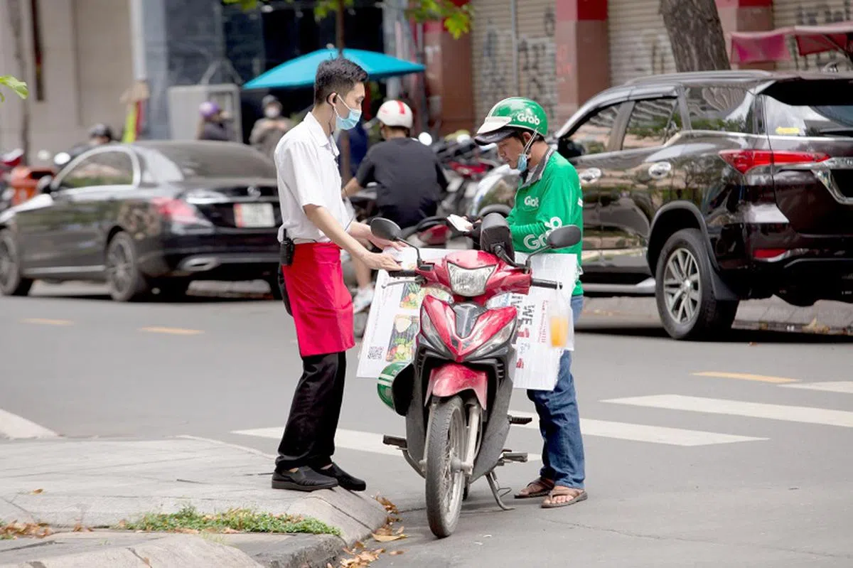 Grab每征收5000越南盾的附加费，司机只会获取3600越南盾，此举令一些司机愤愤不平。（彭博社）