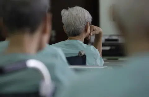 现在建国一代人数是45万人，20年后则将有100万个国人超过65岁，有鉴于此，满足医疗保健需求，将成为我国未来开支的最大挑战。（海峡时报）