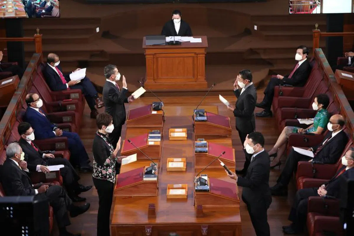  议员们傍晚5点半宣誓就职。（视频截图） 