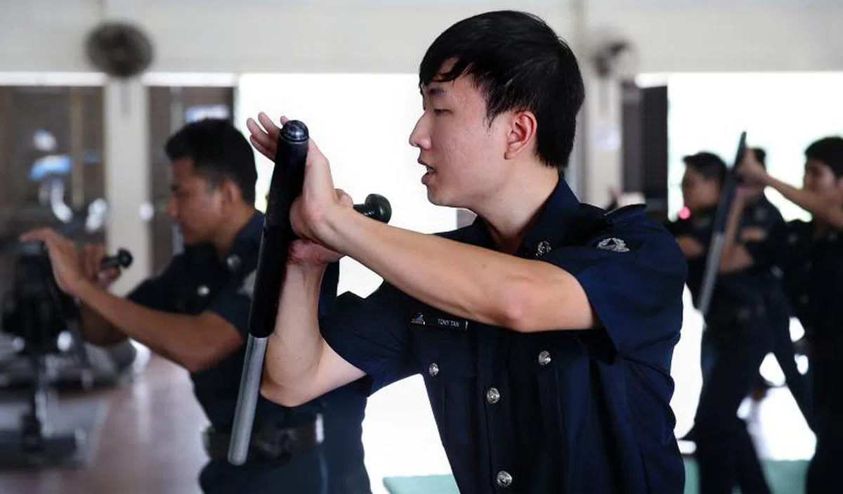  台湾辅警受训之初都要接受相关的严格训练，除防身术外，同时也需学习、尊重并了解新加坡不同种族的多元文化。另外，他们也需学习语言课程，确认英文程度能和新加坡本地民众沟通。（新报） 