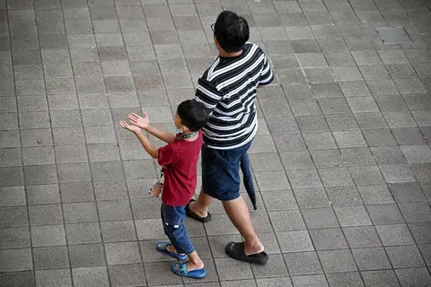 如果男性愿意担负更多家庭责任，或能改变本地单身女性倾向不婚不育的想法。（海峡时报）