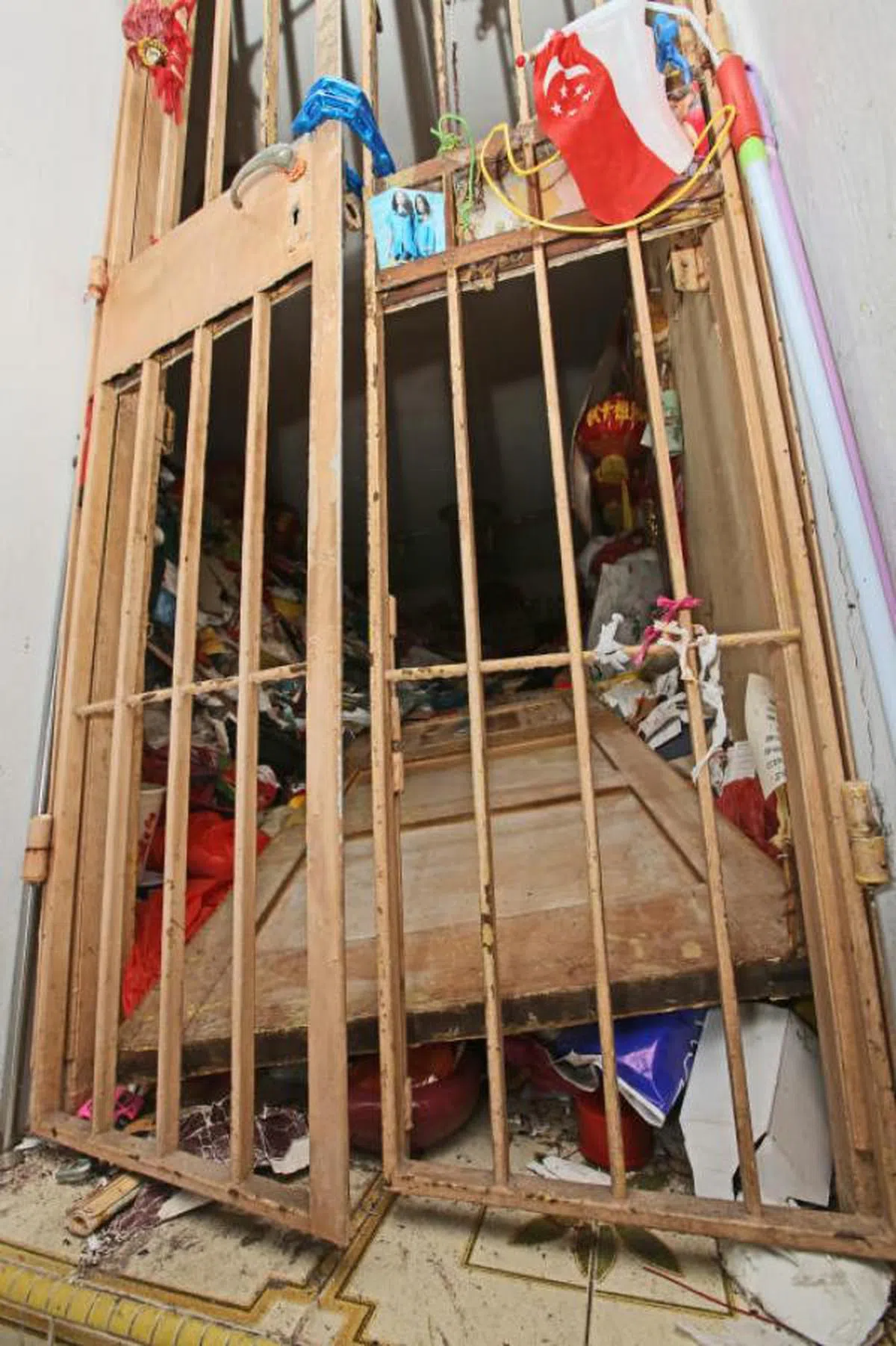  从门口看“垃圾屋”。（联合晚报） 