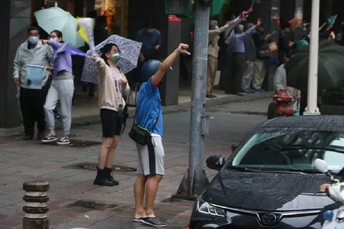 陈时中在大安文山区也被路人比倒赞。（雅虎新闻）
