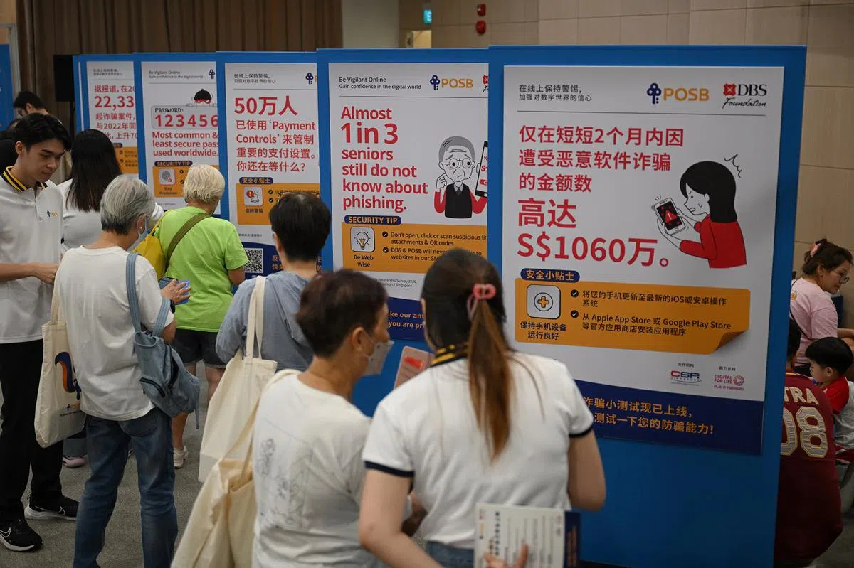 新加坡储蓄银行11月2日在义顺区举办协助民众在线上保持警惕的活动。（海峡时报）