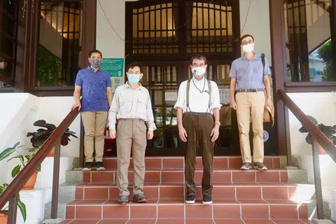 副总理兼经济统筹部长及财政部长王瑞杰（左二）昨天（28日）请日本行政改革部长河野太郎（右二）吃午餐和榴梿。陪同的还有总理公署部长兼教育部和外交部第二部长孟理齐博士（左一）以及日本驻新加坡大使山崎潤（右一）。（王瑞杰面簿）